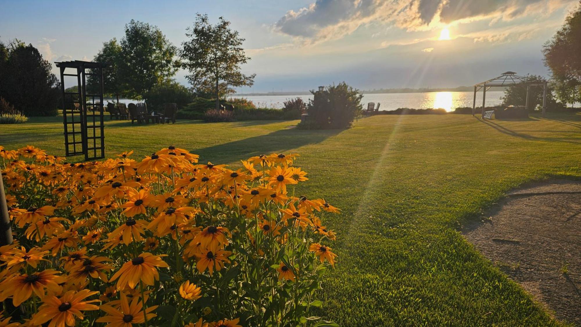 Hotel Oasis Lac St-Louis Salaberry-de-Valleyfield Extérieur photo